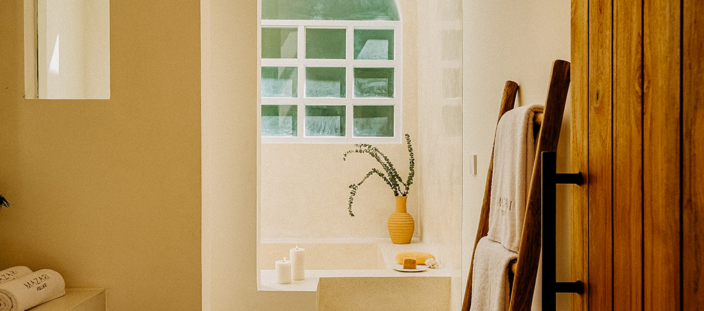 Warm interior bathroom design